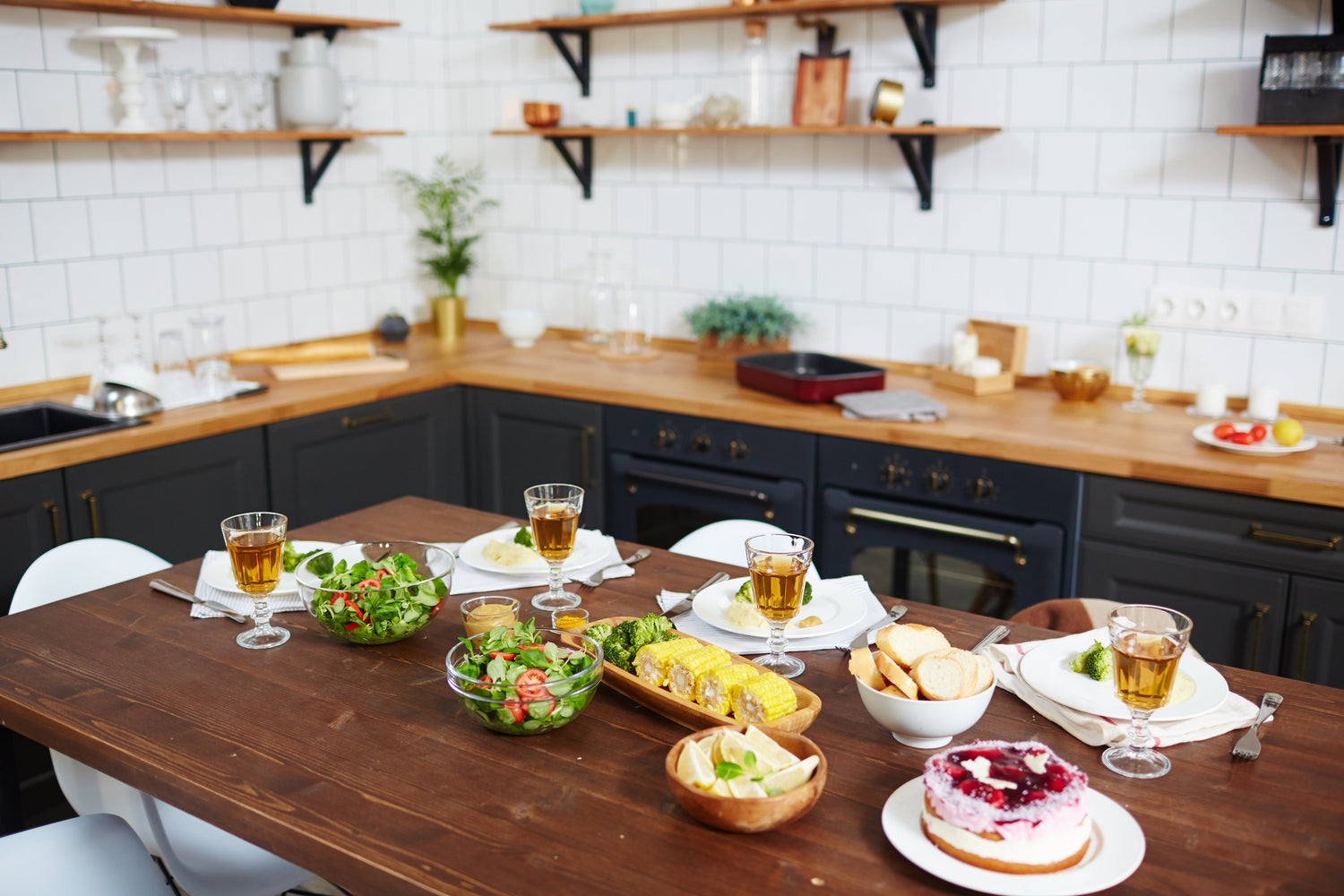 Kitchen & Dining